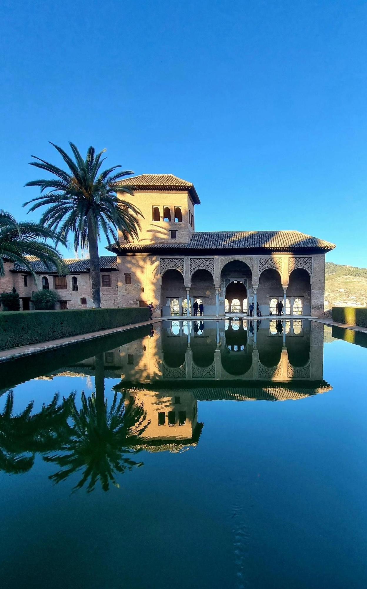 The Alhambra features spaces with fountains, which are icons of the fortress.