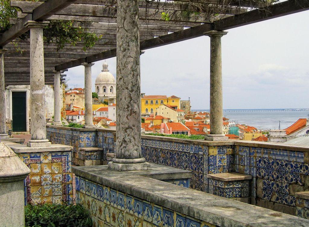 Paesaggio di Alfama dal Miradouro de Santa Luzia