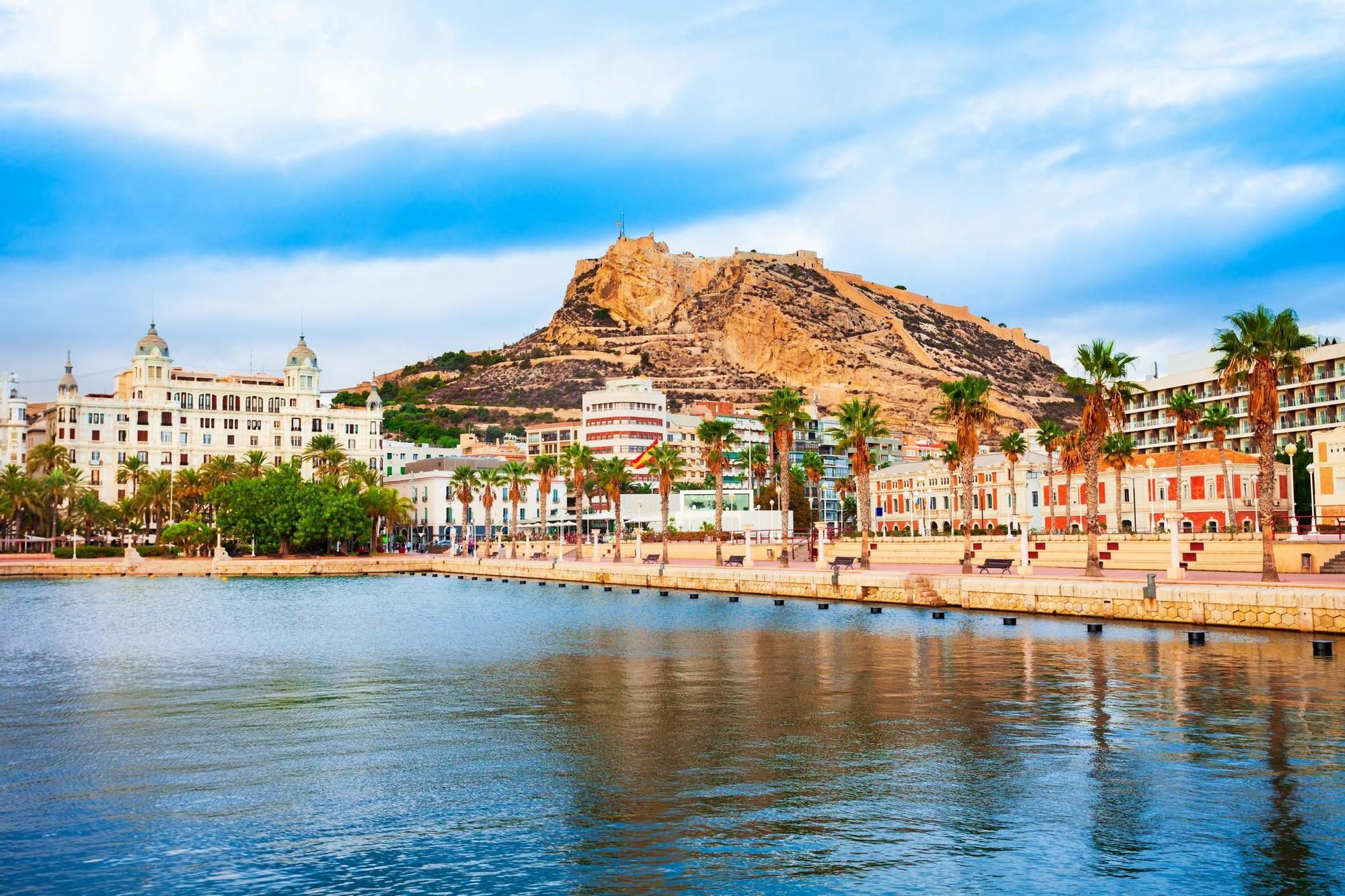 Alicante has a very varied lexicon, inherited from its surroundings, Valencian, and Castilian