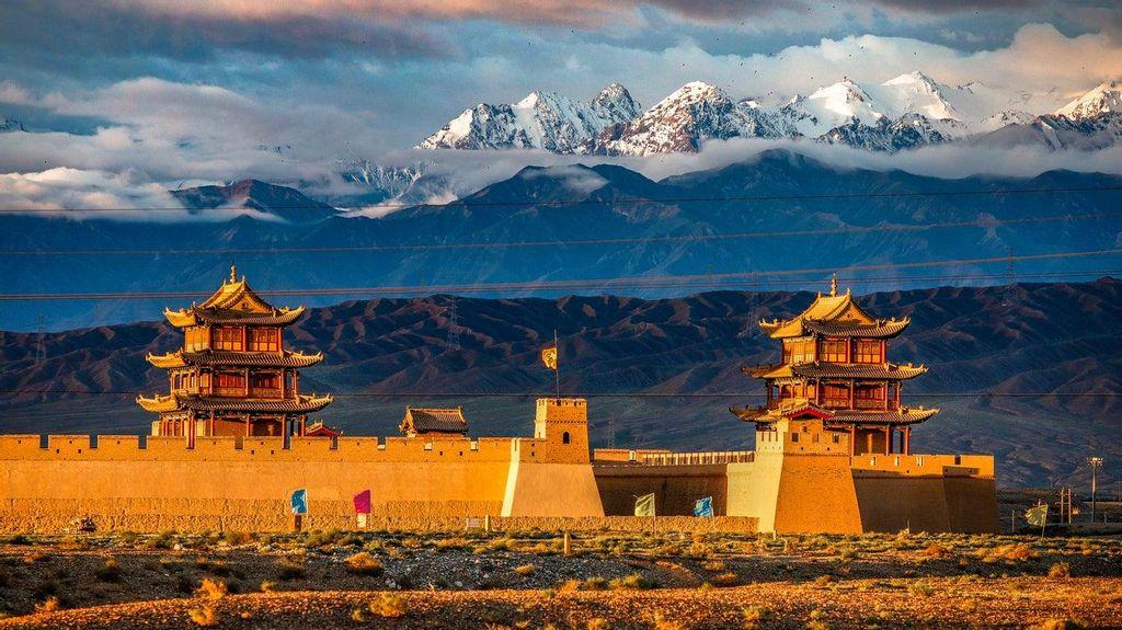 The Jiayu Pass awaits in front of China's stunning mountains