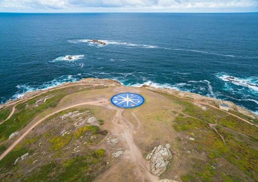 The square known as A Rose of the Winds located at the foot of the Tower of Hercules in A Coruña is one of the undeniable symbols of the Atlantic city since its construction 26 years ago.