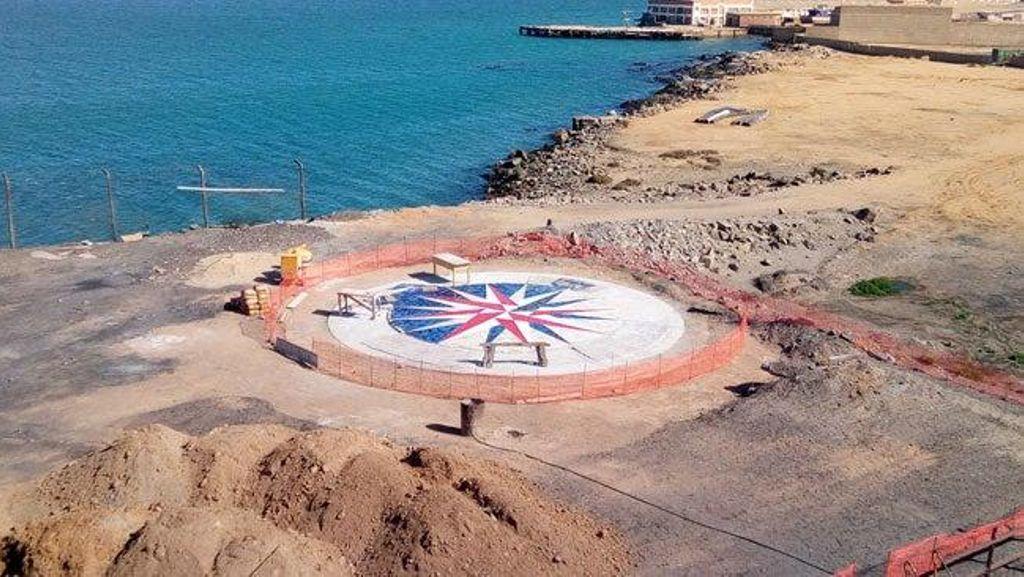 Appearance of the South Rose built in Namibia during the manufacturing process. Its placement is similar to that of A Rose of the Winds in A Coruña, only this one faces South instead of North.