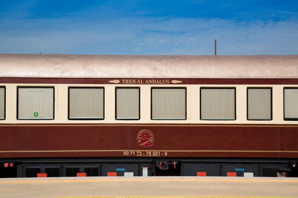Discover the luxury aboard the Al Ándalus train.
