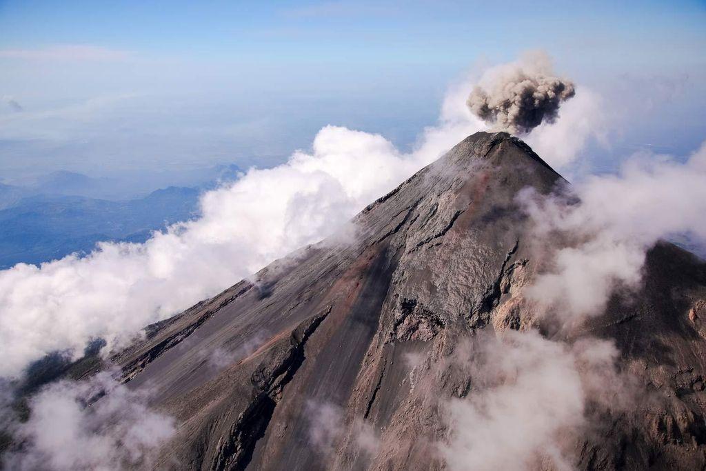 Volcán de Fuego, active volcanoes