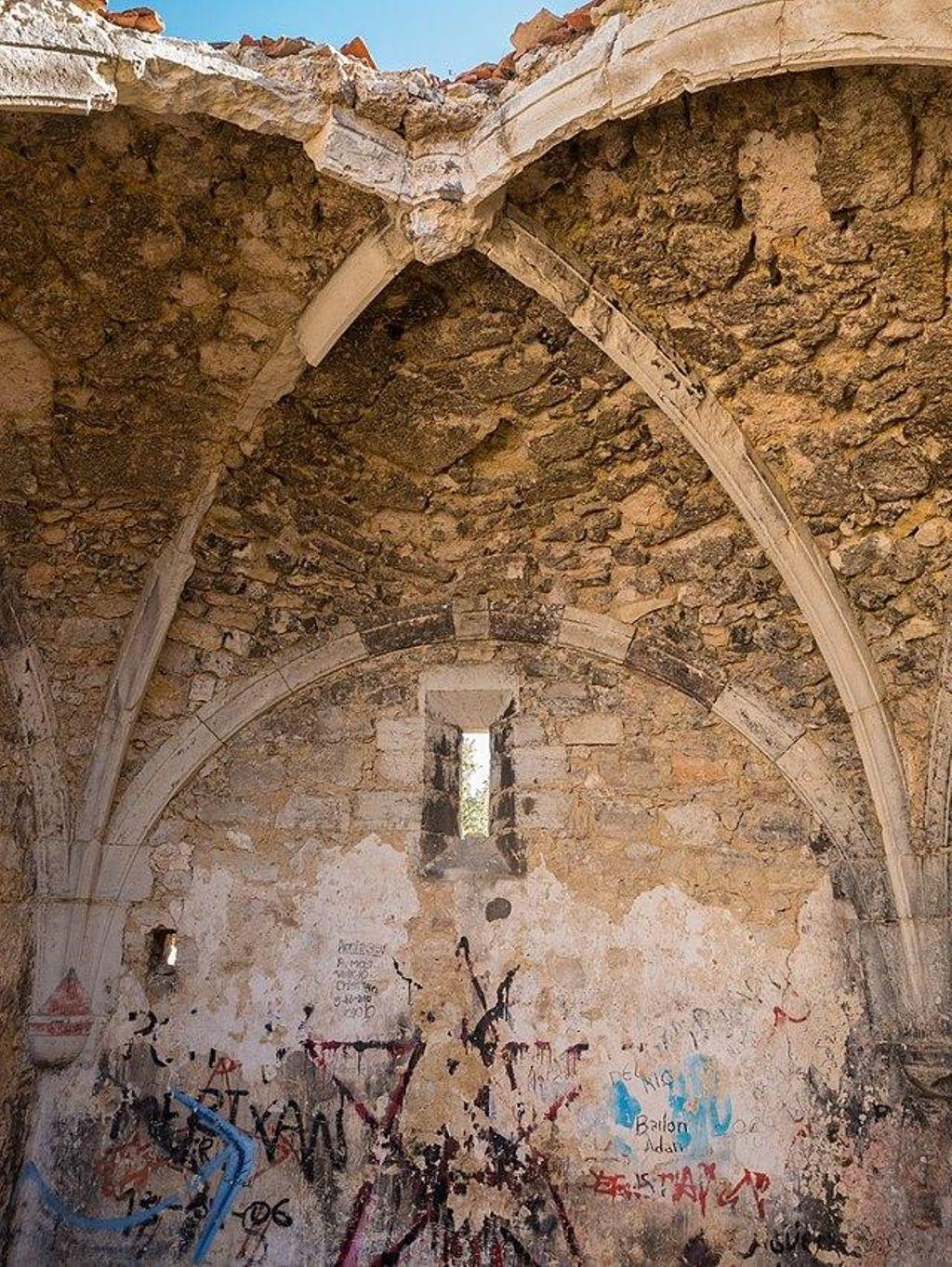 The chapel of Burgondo is the main feature of Ochate.