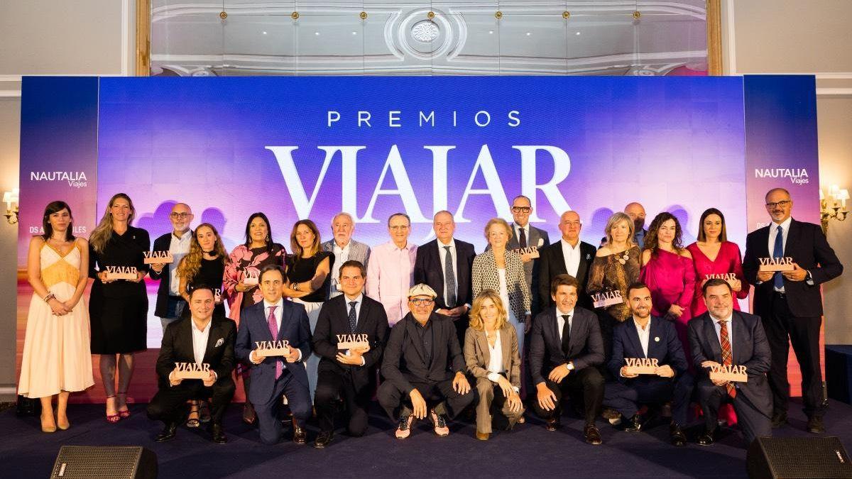 Caption from left to right: Cristina García Portal, Marketing and Communication Director of Nautalia; Patricia Paulsen Fölling, Councilor of Tourism of Costa Adeje; Alex Pamies, official representative of HX in Spain and Portugal; Beatriz Miró, Communication Manager of Tourism of Thailand in Spain; Juan Losada, General Director of Fairmont La Hacienda; Dimple Melwani, CEO of Tenerife Tourism; Sergio Arévalo, Commercial Director Iberia & Nordics; Ana Vellosillo, Communication Director of DS Automobiles; Tomeu Pons, CEO of Bioparc Valencia; David Hernández, CEO of Pangea; Javier Moll, President of Prensa Ibérica; Jesús Sánchez, DS Automobiles Ambassador and chef at 'El cenador de Amós'; Jordi Hereu, Minister of Industry and Tourism; Ainhoa Moll, CEO and Editorial Director of Prensa Ibérica; Arantza Sarasola, Vice President of Prensa Ibérica; Matthias Bernard, General Manager at Sofitel Barcelona Skipper; Sergi Guillot, General Director of Prensa Ibérica; Josep María Palau, Director of the VIAJAR Magazine; Victoria Bazaga, Councilor of Culture, Tourism, Youth and Sports of the Junta de Extremadura; Nicola Cecchi Bisoni, Councilor of Commerce, Tourism, Employment and Sports of Ceuta; Gonzalo Ocejo, Vice President of Development at Preferred Hotels & Resorts PTG Consulting and Beyond Green; Rosario Sánchez Grau, Secretary of State for Tourism; Ana Isabel Fernández Samper, General Director of Tourism, Trade and Crafts of Castilla-La Mancha; Roberto Cabello, Sales Manager for Southern and Eastern Europe and the Middle East for Oceania Cruises and Regent Seven Seas; Fabrizio Favara, CEO of Iryo. Credits: Juan Pelegrin.