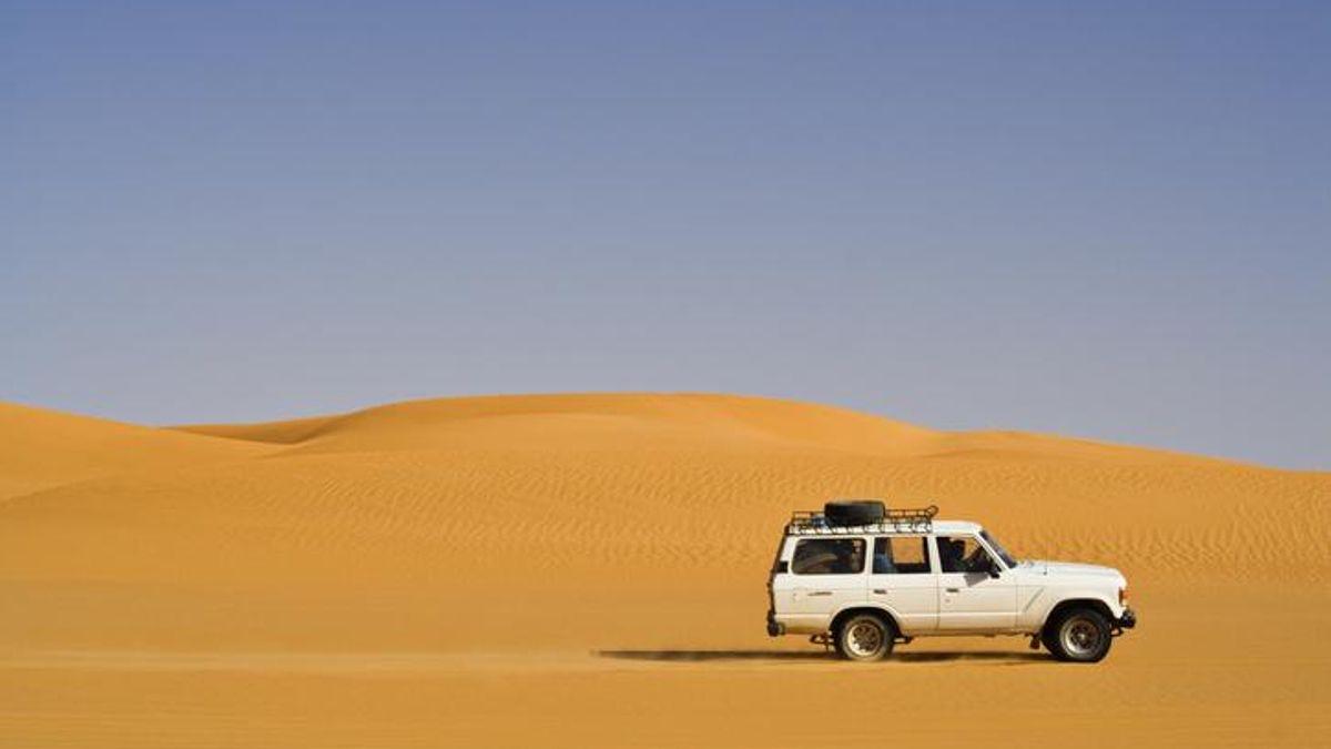 They crossed the Sahara Desert in their first stage with a Toyota Land Cruiser and a World War II Willys.