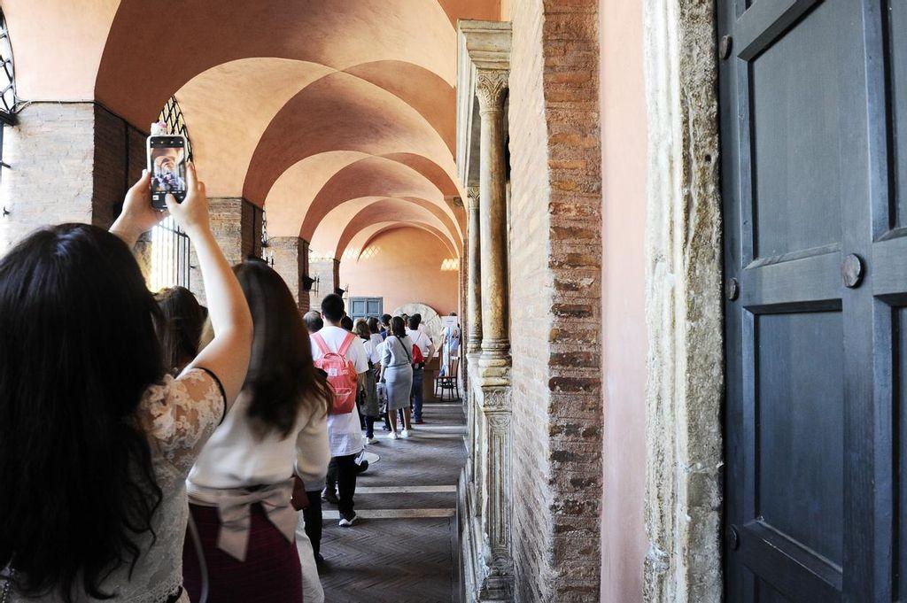 Most of the day there are long lines to access the Bocca della Verità.