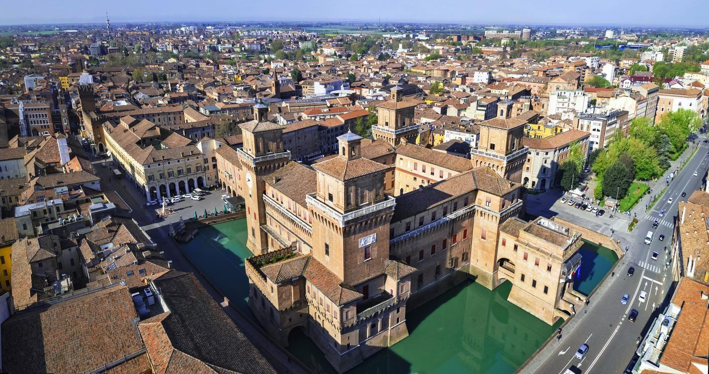 Il castello di Ferrara si trova nel centro della città.