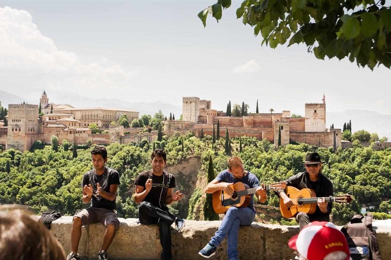 Spettacolo di flamenco di strada con l'Alhambra sullo sfondo