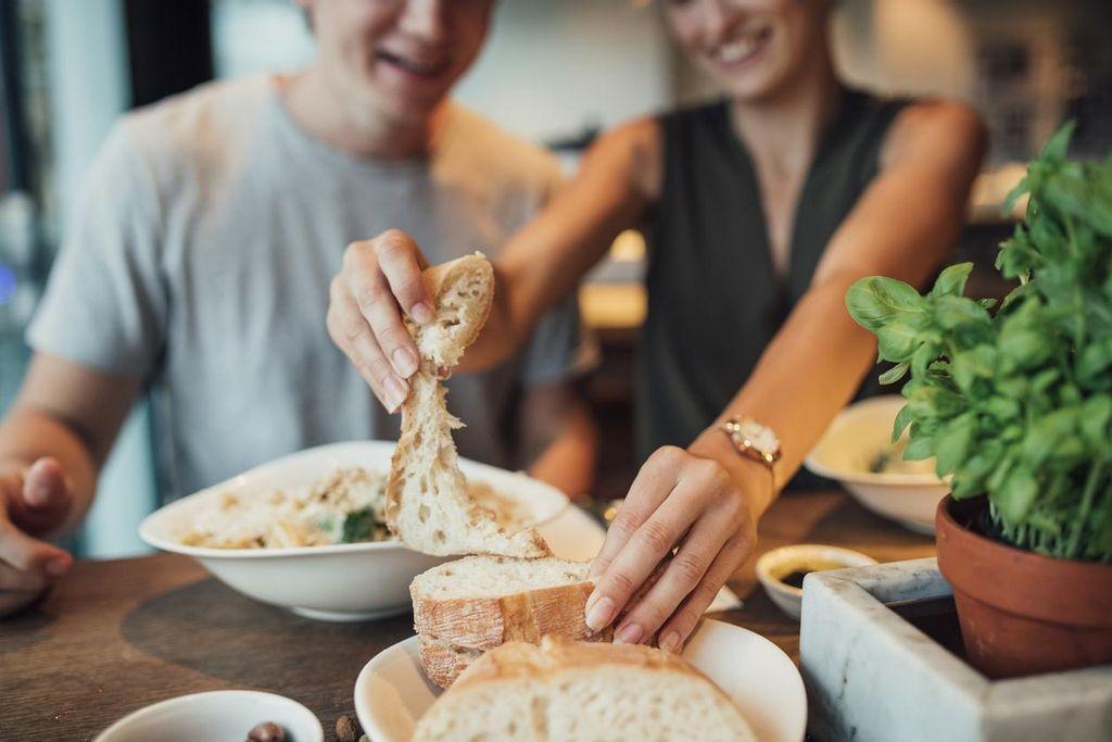 Agli stranieri sorprende che accompagniamo i pasti con il pane.
