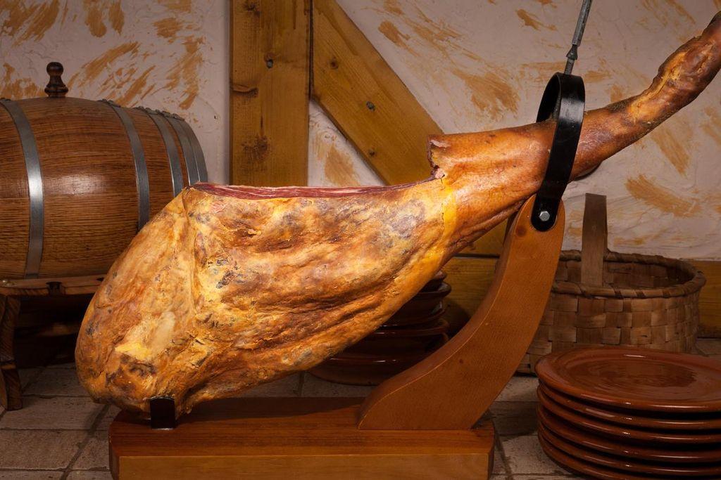 Per gli stranieri è strano vedere una coscia di prosciutto in casa.