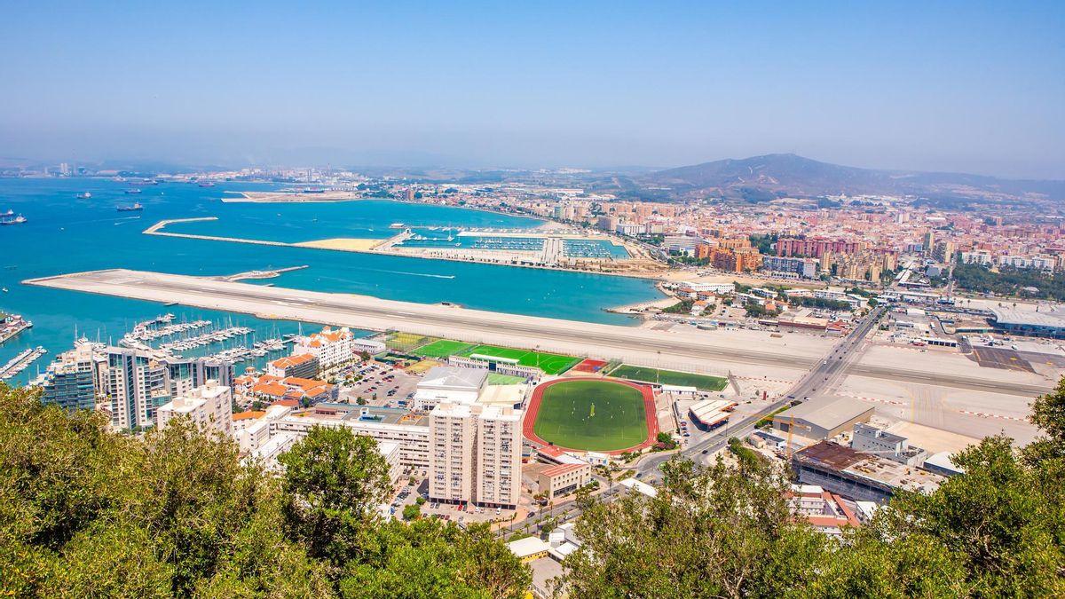 Crossing a street and reaching the sea, this is how this stunning airport looks