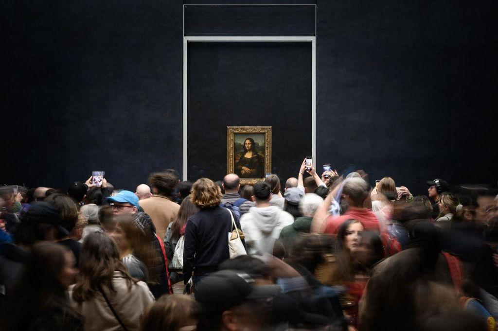 To see the Mona Lisa up close, you have to wait in a long line.
