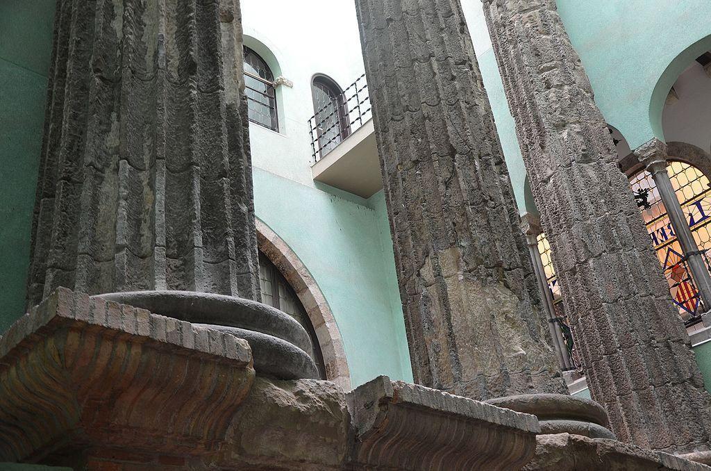Le colonne si trovano nel Centro Escursionista della Catalogna.