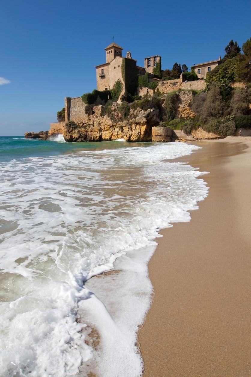 Dalla Cala Jovera si può vedere un castello.