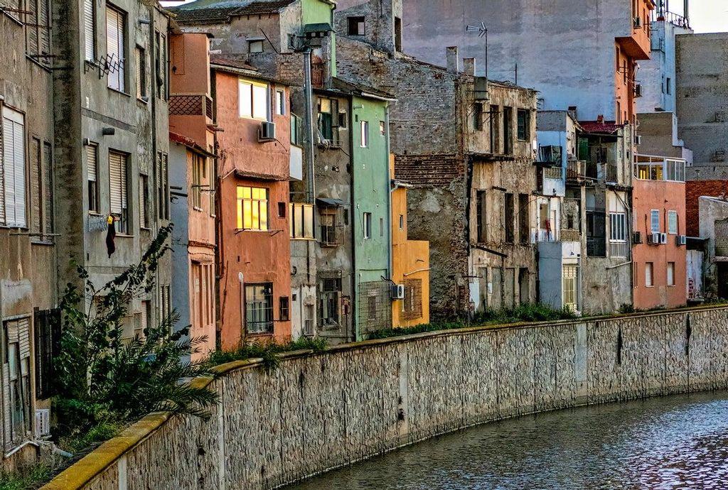 The Segura River flows through Orihuela, and these localities are key to the development of El Agua