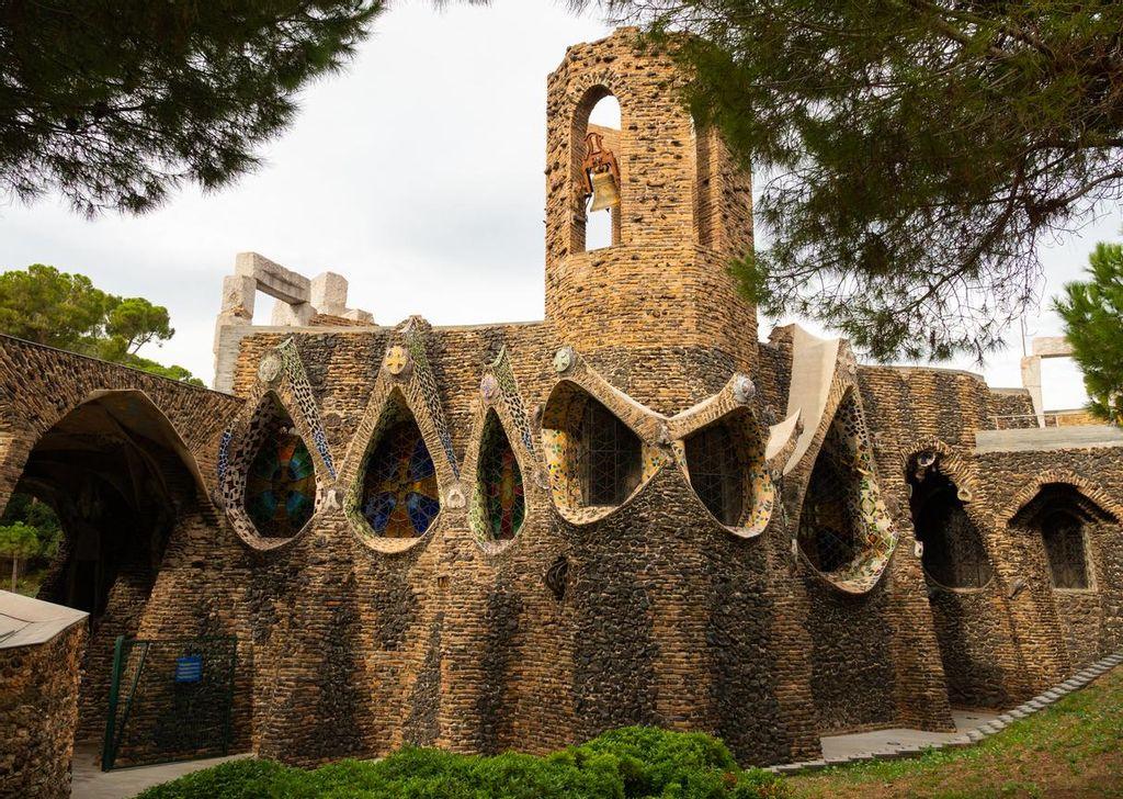 La Cripta Güell, monumentale maquette della Sagrada Familia