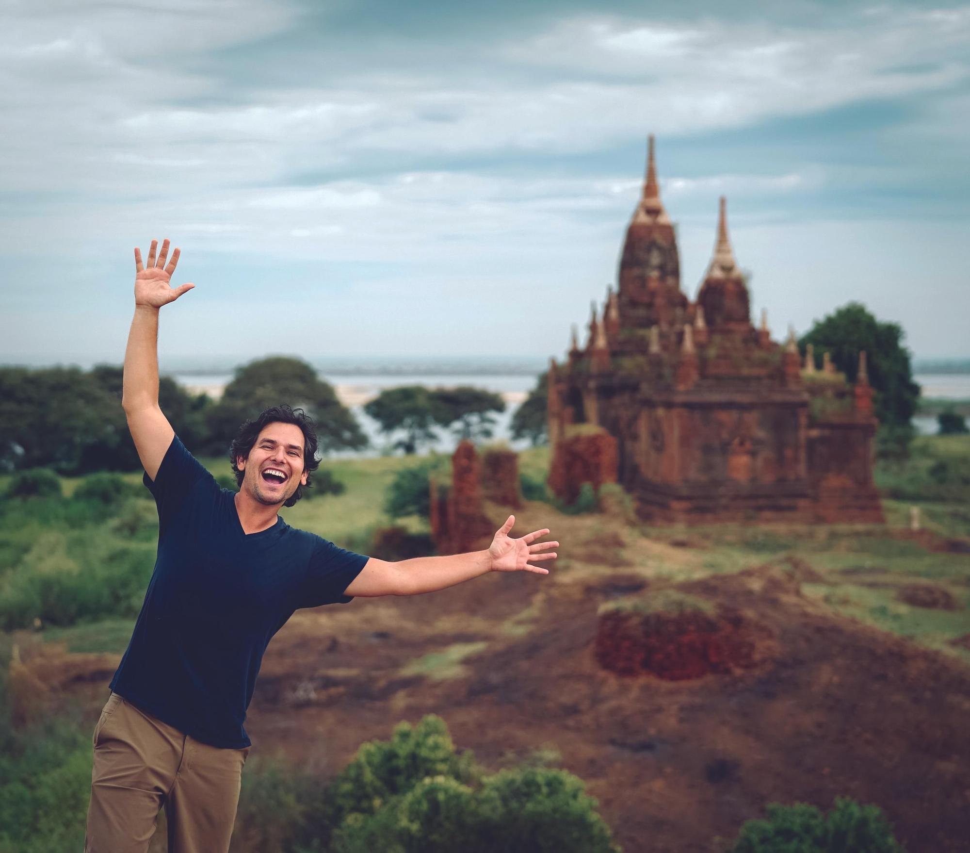 Interview with Alan Estrada, the creator of the YouTube channel 'Alan por el mundo'.