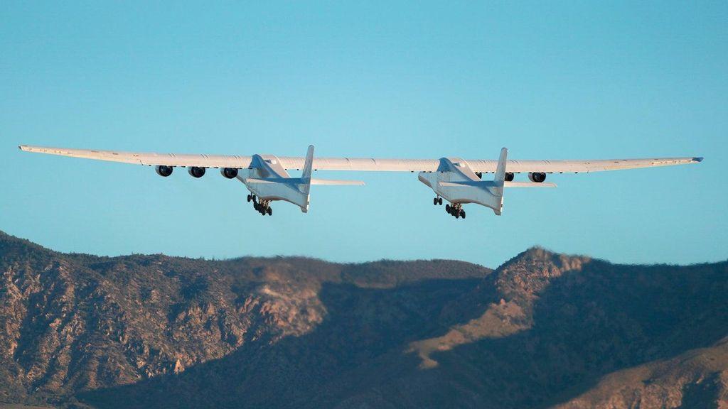 Takeoff of the Stratolaunch Roc