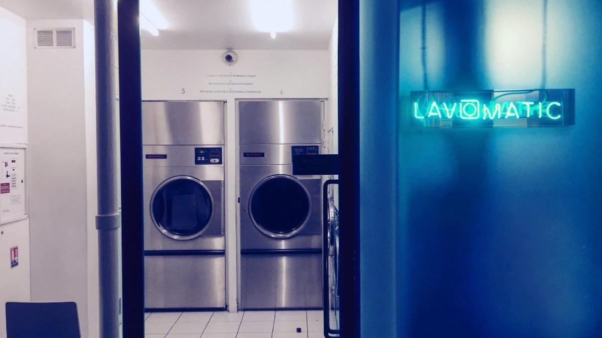 Lavomatic Laundry in Paris, exterior