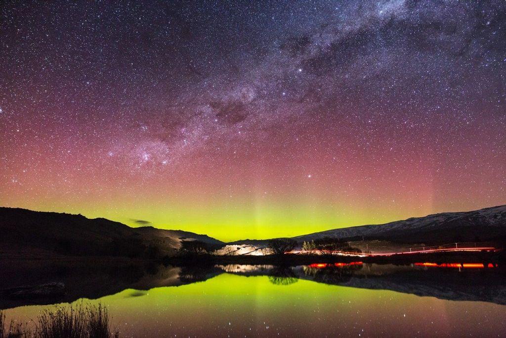 Aurora Australis in Lake Dunstan (New Zealand)