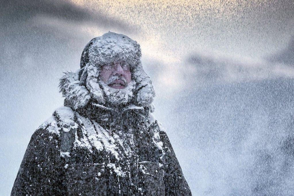 The layering system is essential for any mountain activity, as you will choose clothing that keeps your body dry, preventing sweat condensation and rain or snow from soaking in.