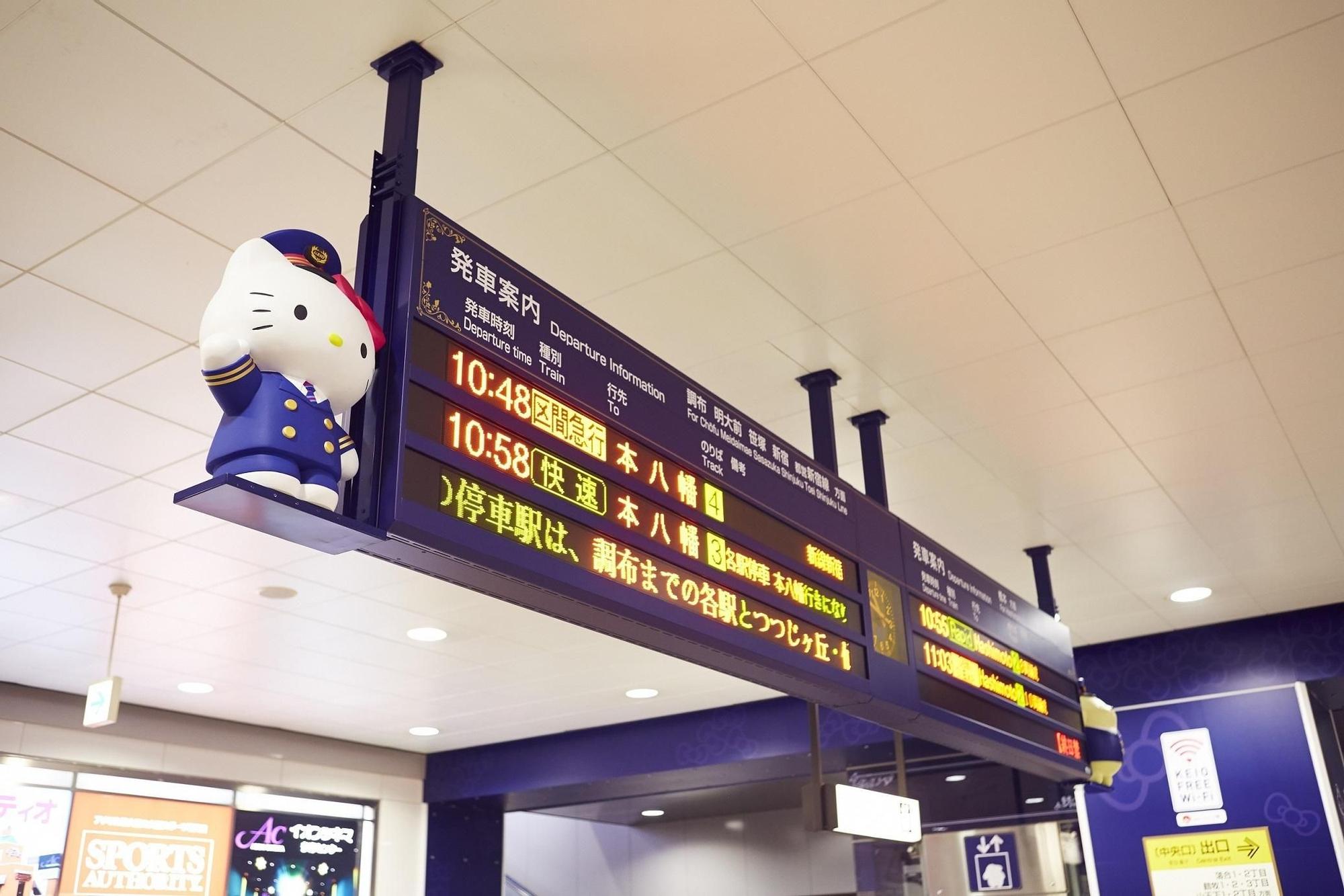 Hello Kitty dà il benvenuto a tutti i passeggeri del treno