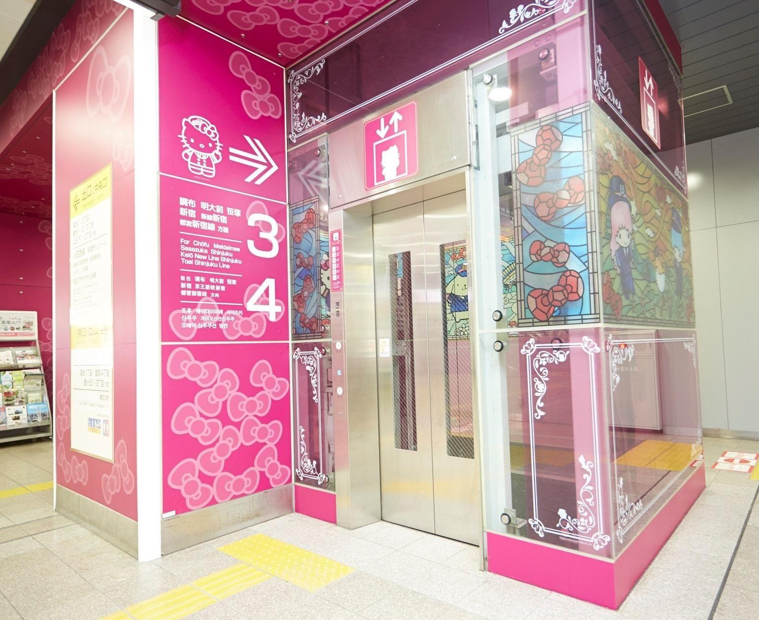 L'ascensore della linea di metropolitana giapponese dedicata a Hello Kitty