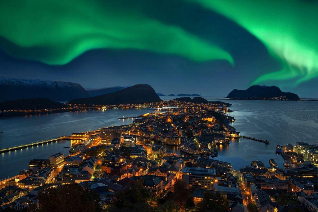 Aurora boreale su Alesund, Norvegia