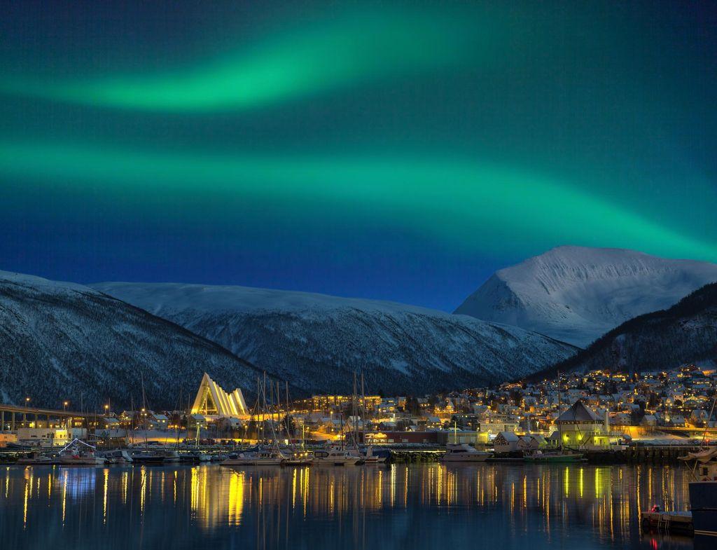 Tromso illuminata da un'aurora boreale