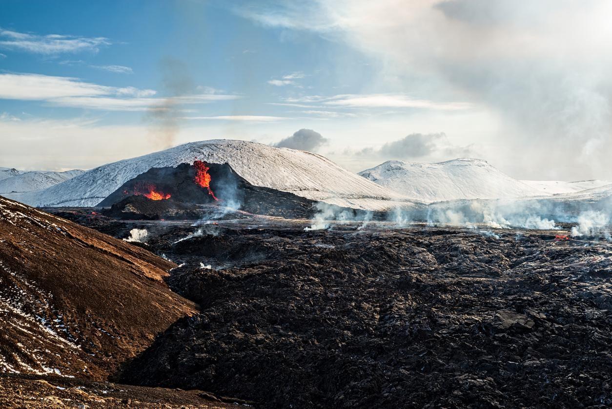 Crateri che espellono magma in Islanda