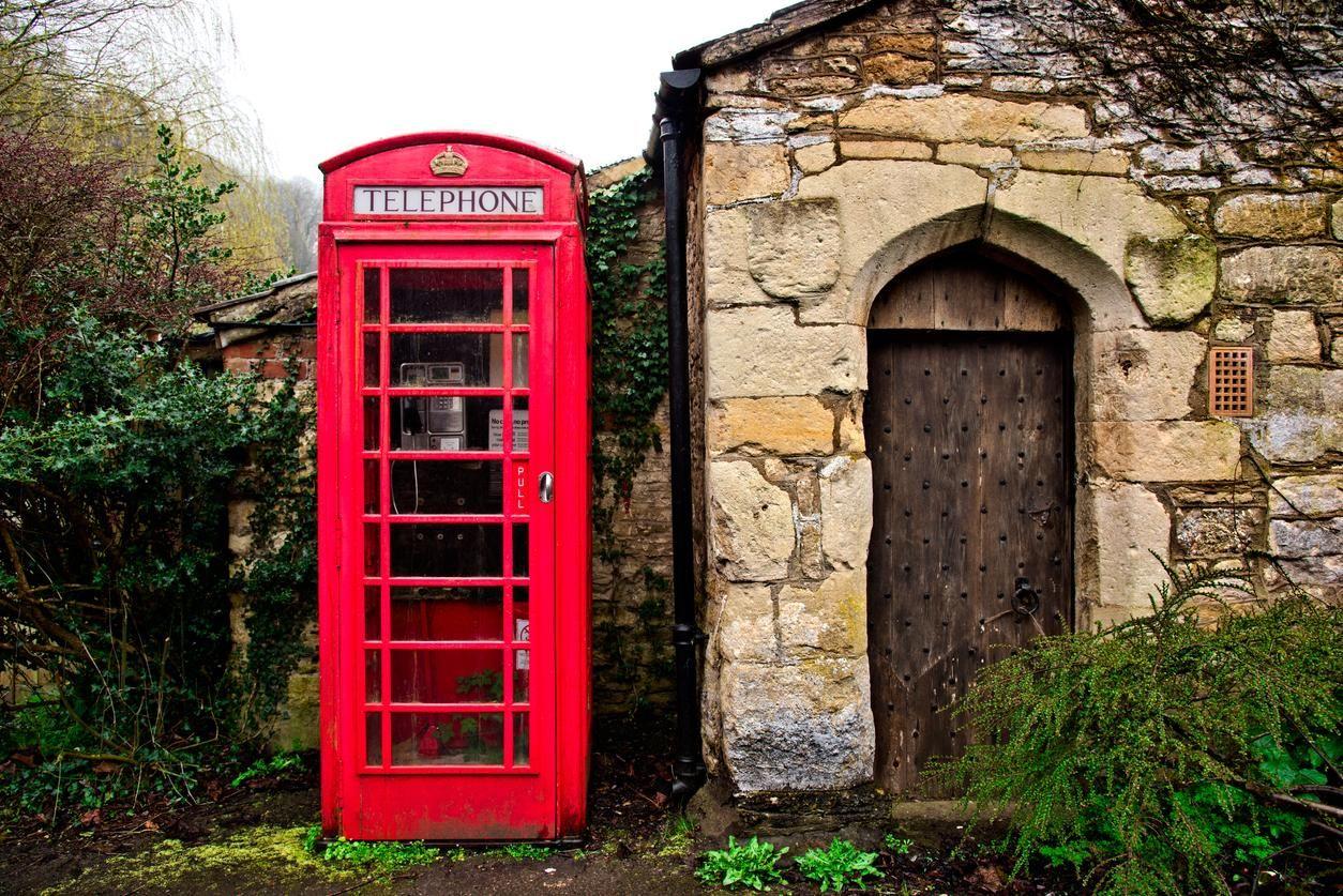 La mitica cabina telefonica rossa di Castle Combe