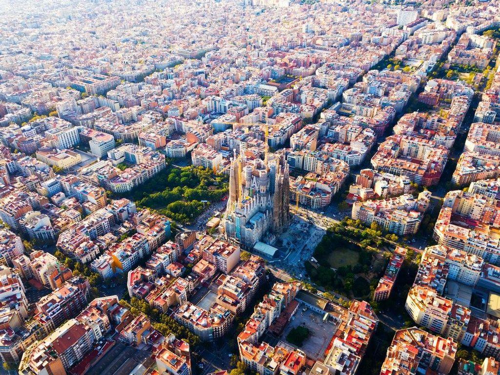 The most literary of Spanish cities. Here, writers of the stature of novelist Juan Marsé and poet José Agustín Goytisolo were born, and it was the city that initially welcomed the main authors of the so-called Latin American boom, including two Nobel Prize winners: Gabriel García Márquez and Mario Vargas Llosa.