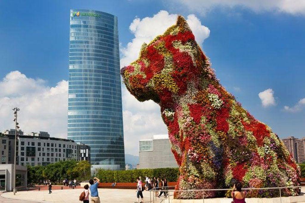 Puppy and the Iberdrola building in Bilbao